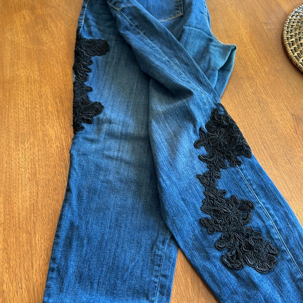 Straight leg jeans with beautiful appliqué detail